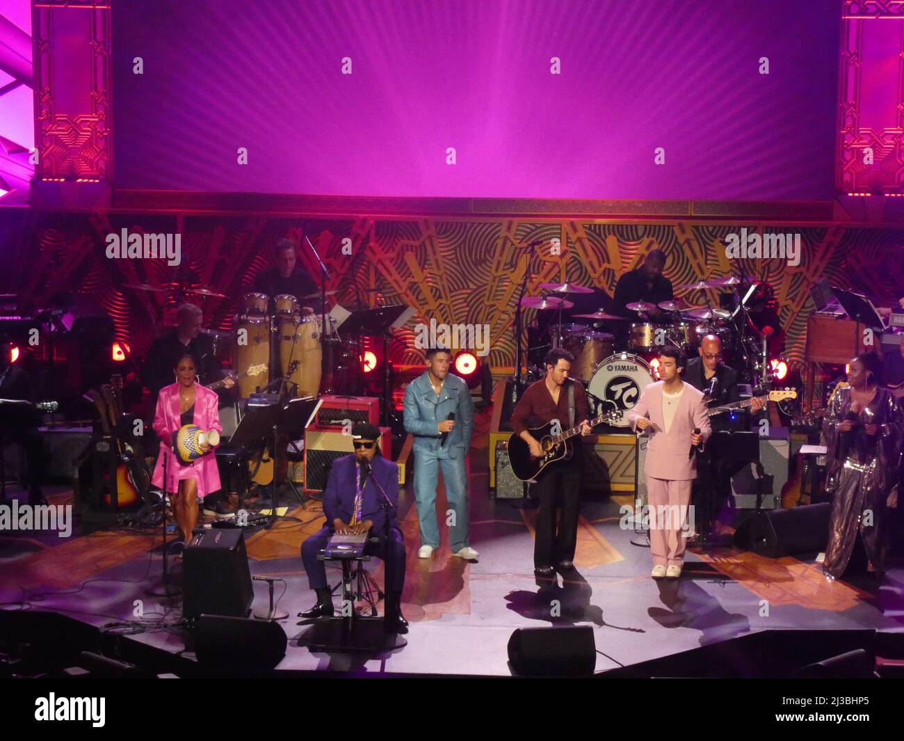 Hollywood Pantages Theatre, 6233 Hollywood Blvd., Hollywood, CA 90069, USA. April 6, 2022. Nach den 2022 Grammys feiern die Stars der Aufnahmeindustrie im historischen Pantages Theatre in Hollywood Homeward Bound: A GRAMMY Salute to the Songs of Paul Simon. Quelle: ©Julia Mineeva/EGBN TV News/Alamy Live News Stockfoto