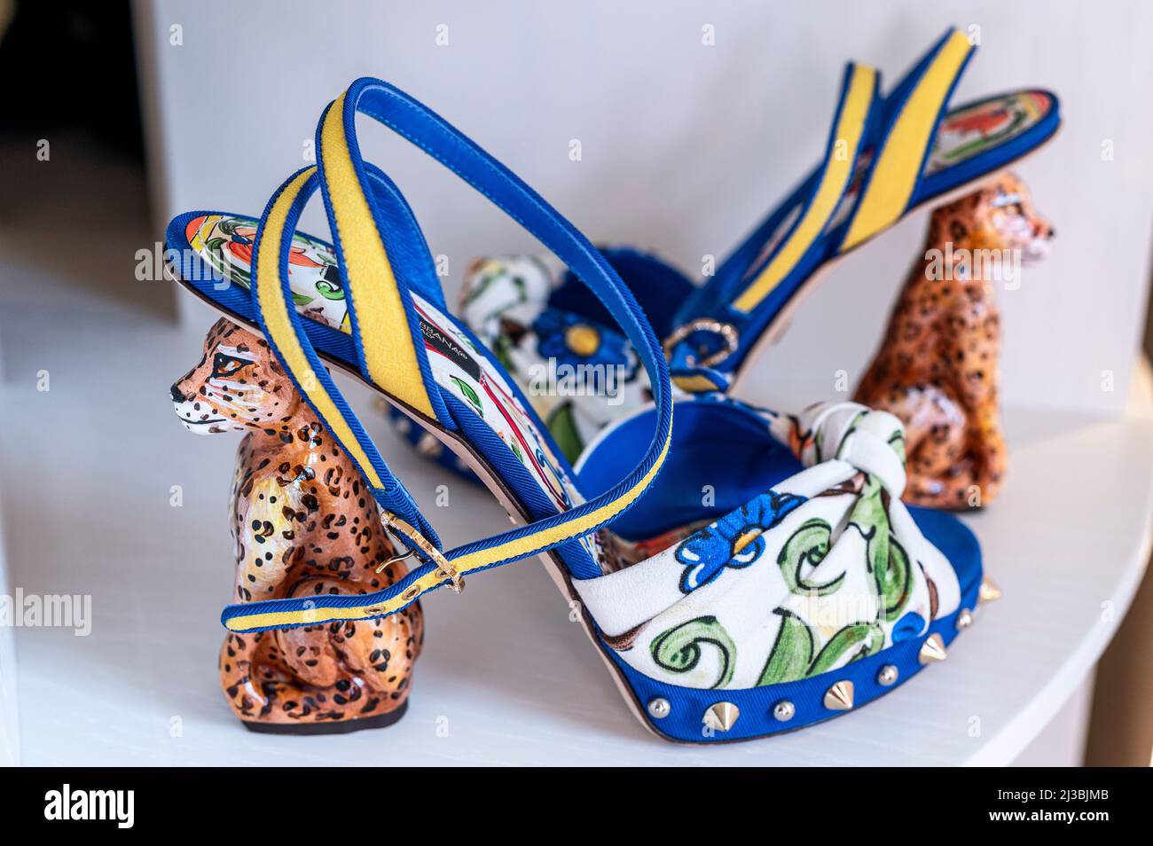 Schuhe mit Leoparden-Heels, Holland Park, London, Großbritannien Stockfoto