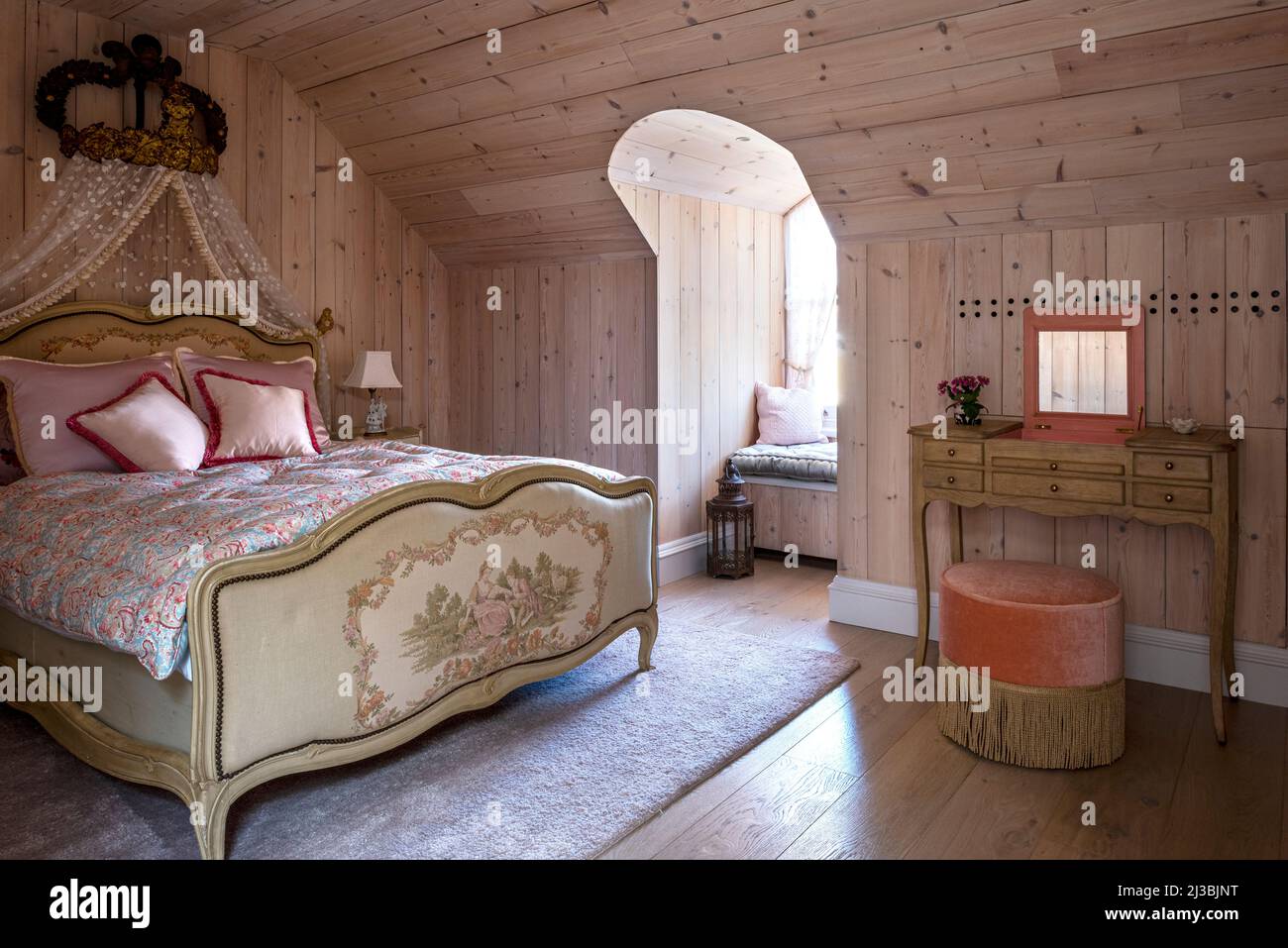 Bett im Louis XV-Stil mit französischer vergoldeter Metallcorona aus dem 19.. Jahrhundert und mit kanadischen Kiefern verkleideten Wänden, Holland Park, London, Großbritannien Stockfoto