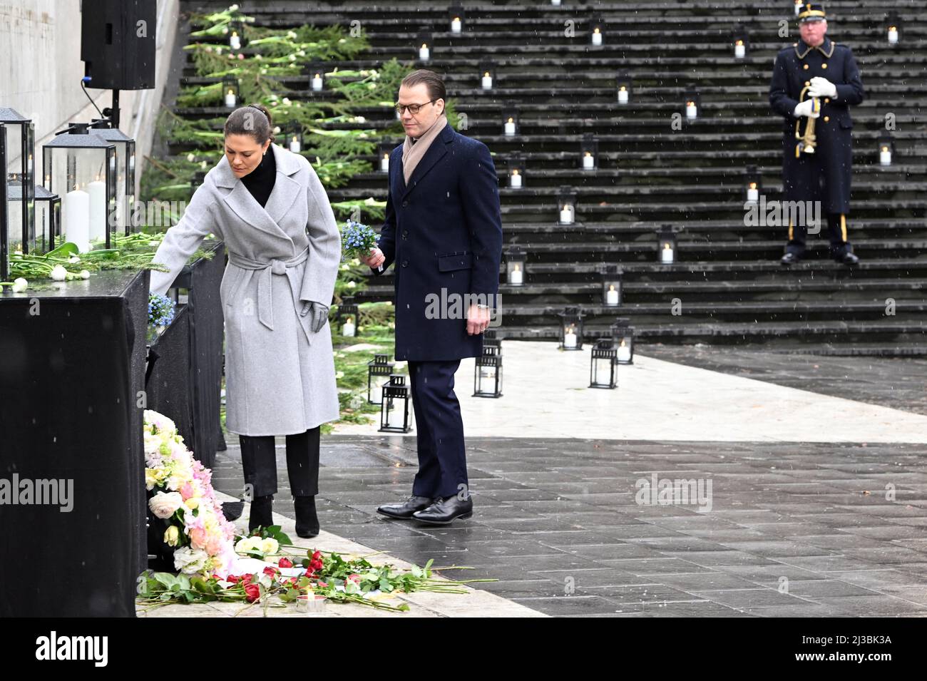 Kronprinzessin Victoria und Prinz Daniel treffen am 7. April 2022 in Sergels torg in Stockholm ein, um den fünften Jahrestag des Terroranschlags auf Drottninggatan in Stockholm 2017 zu feiern. Stockfoto