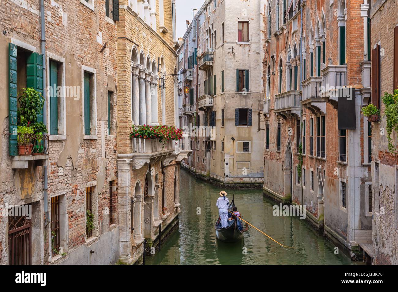 Venedig Italien, Skyline der Stadt am Kanal in Venedig mit Gondelboot Stockfoto
