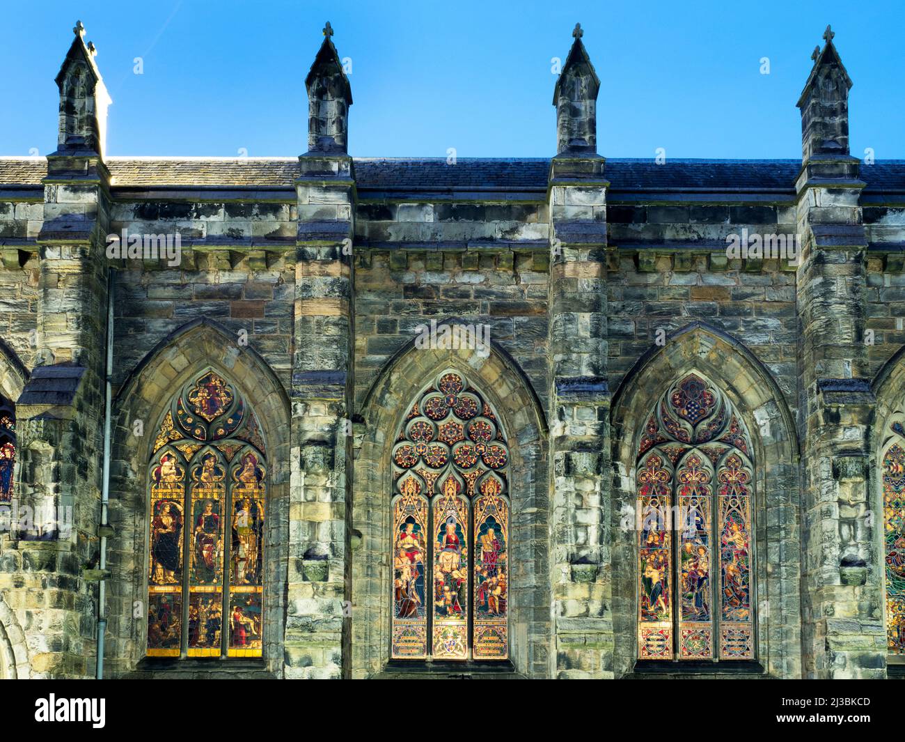 Buntglasfenster in der St Salvators College Chapel, beleuchtet an der Dusk University of St Andrews Fife Scotland Stockfoto