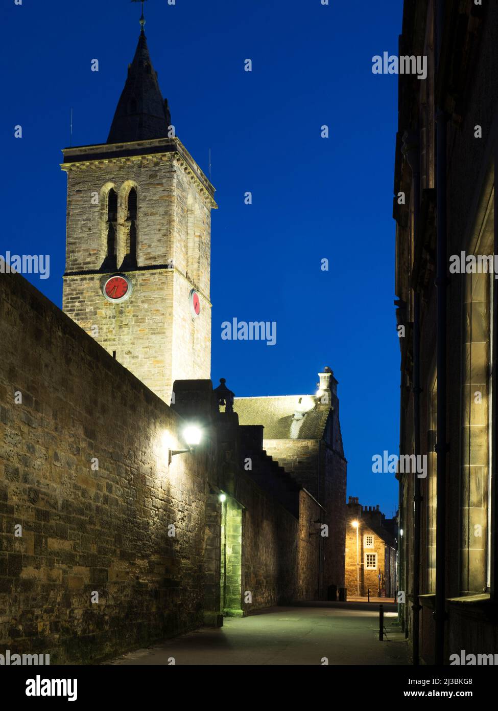 St Salvators College Chapel von Butts Wynd, beleuchtet an der Dusk University of St Andrews Fife Scotland Stockfoto