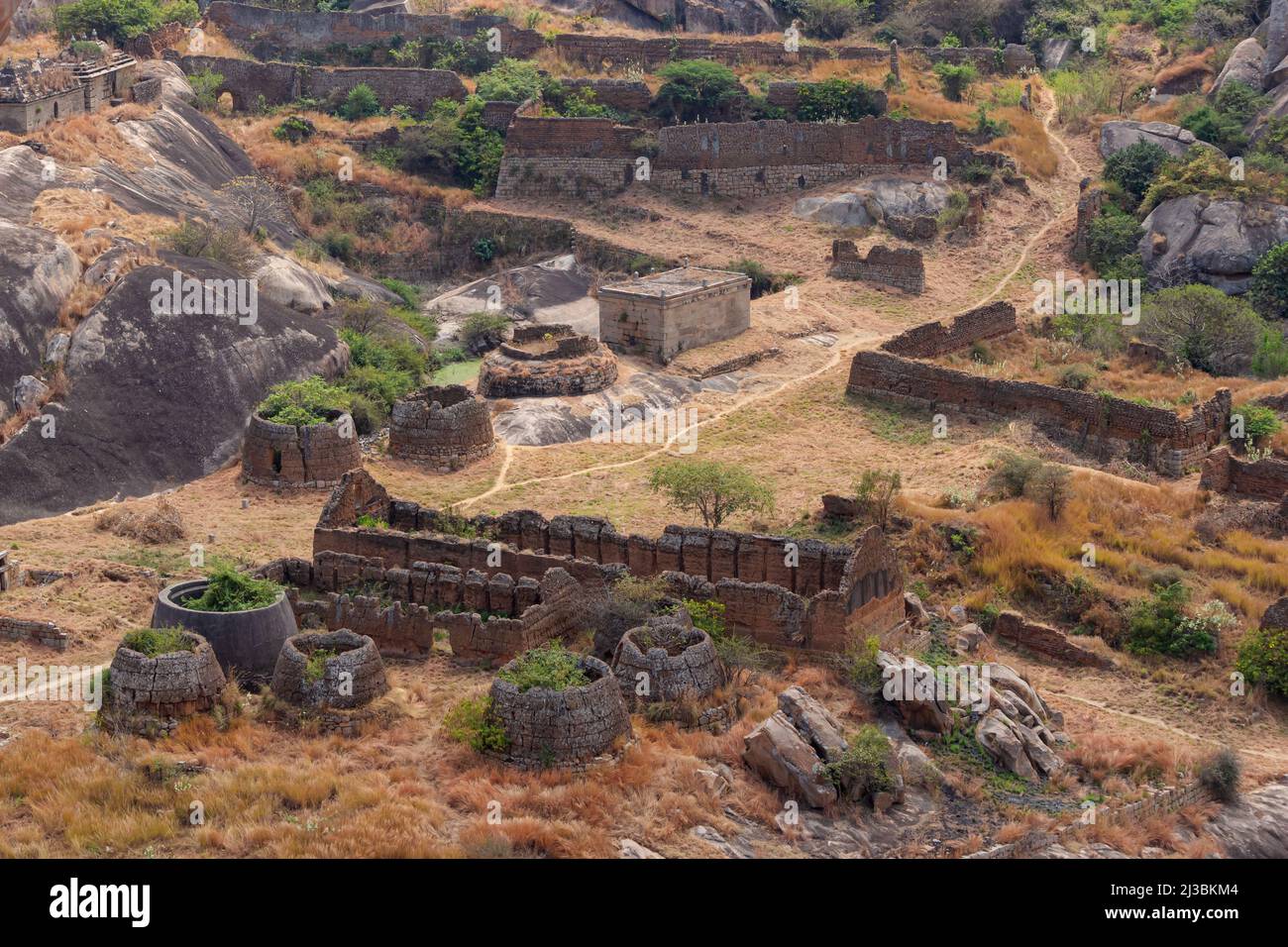 Zerstörte Mauern und alte Steinhäuser von Chitradurga Fort, Karnataka, Indien Stockfoto
