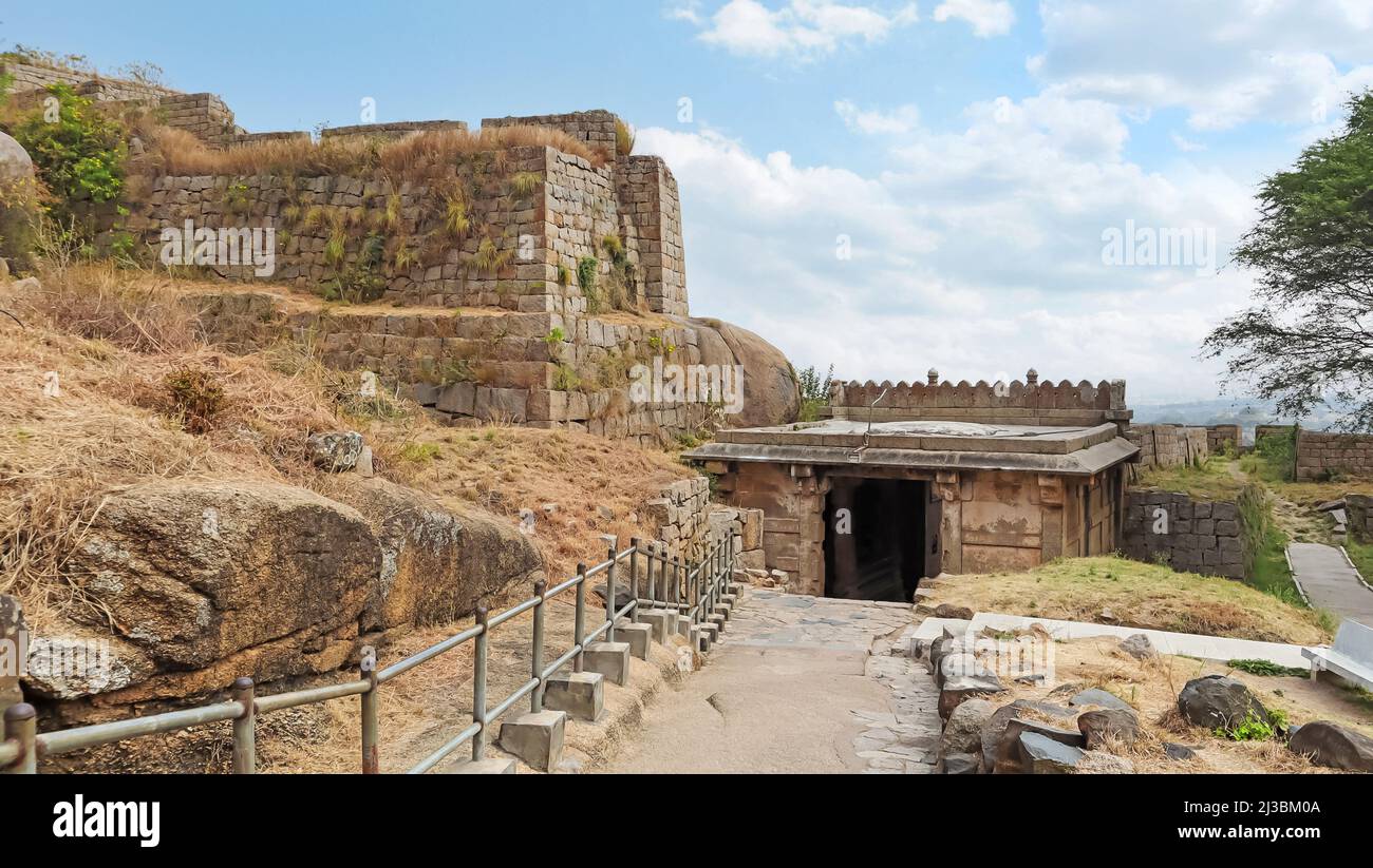Zerstörte Mauern und Eingangssperre in Chitradurga Fort, Chitradurg, Karnataka, Indien Stockfoto