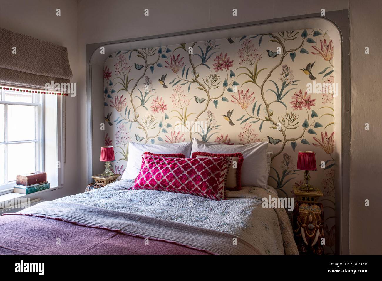 Kopfteil Nische tapeziert in Blume und Vogel-Design, 17. Jahrhundert Suffolk Haus, Großbritannien Stockfoto