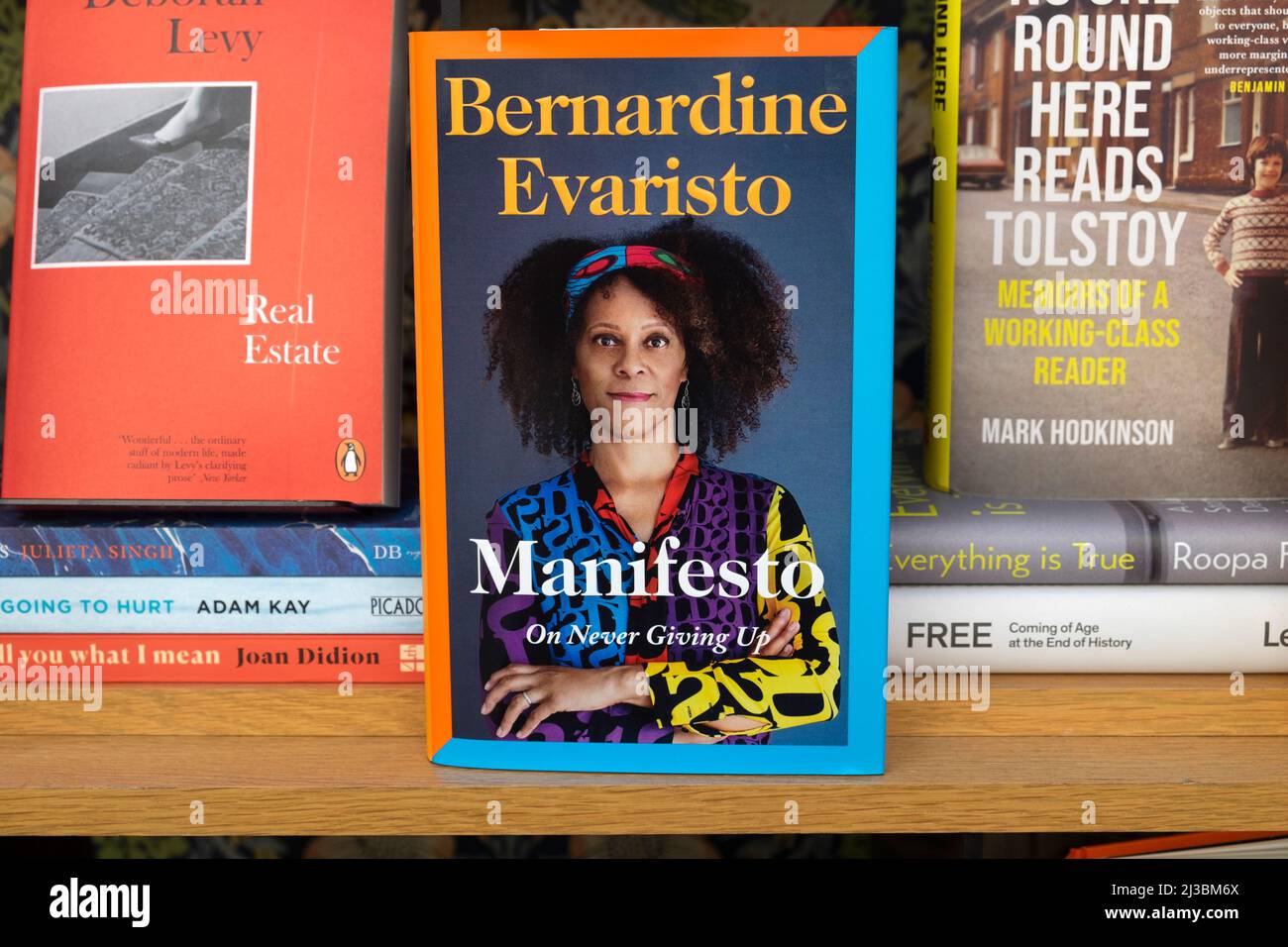 Bernardine Evaristo Buchcover 'Manifesto on Never Giving Up' in Waterstones Buchhandlung Schaufenster 2022 in London England UK KATHY DEWITT Stockfoto