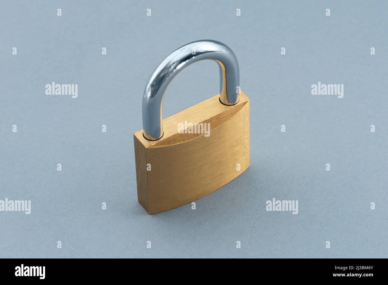 Abschließtes Vorhängeschloss auf blauem Hintergrund. Stockfoto