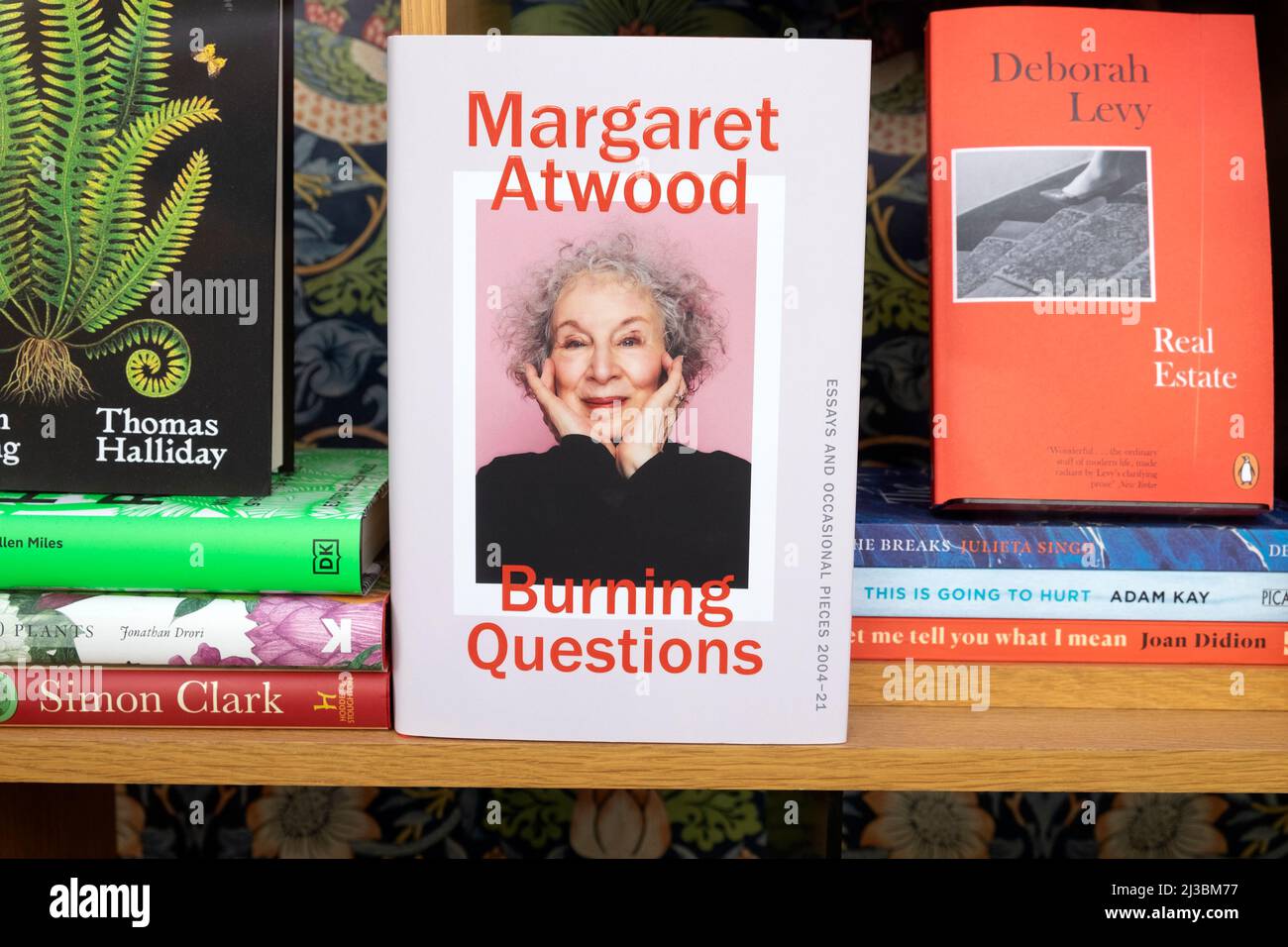 Die kanadische Autorin Margaret Atwood Buchcover 'Burning Questions' in Waterstones Buchhandlung Schaufenster 2022 in London England Großbritannien KATHY DEWITT Stockfoto