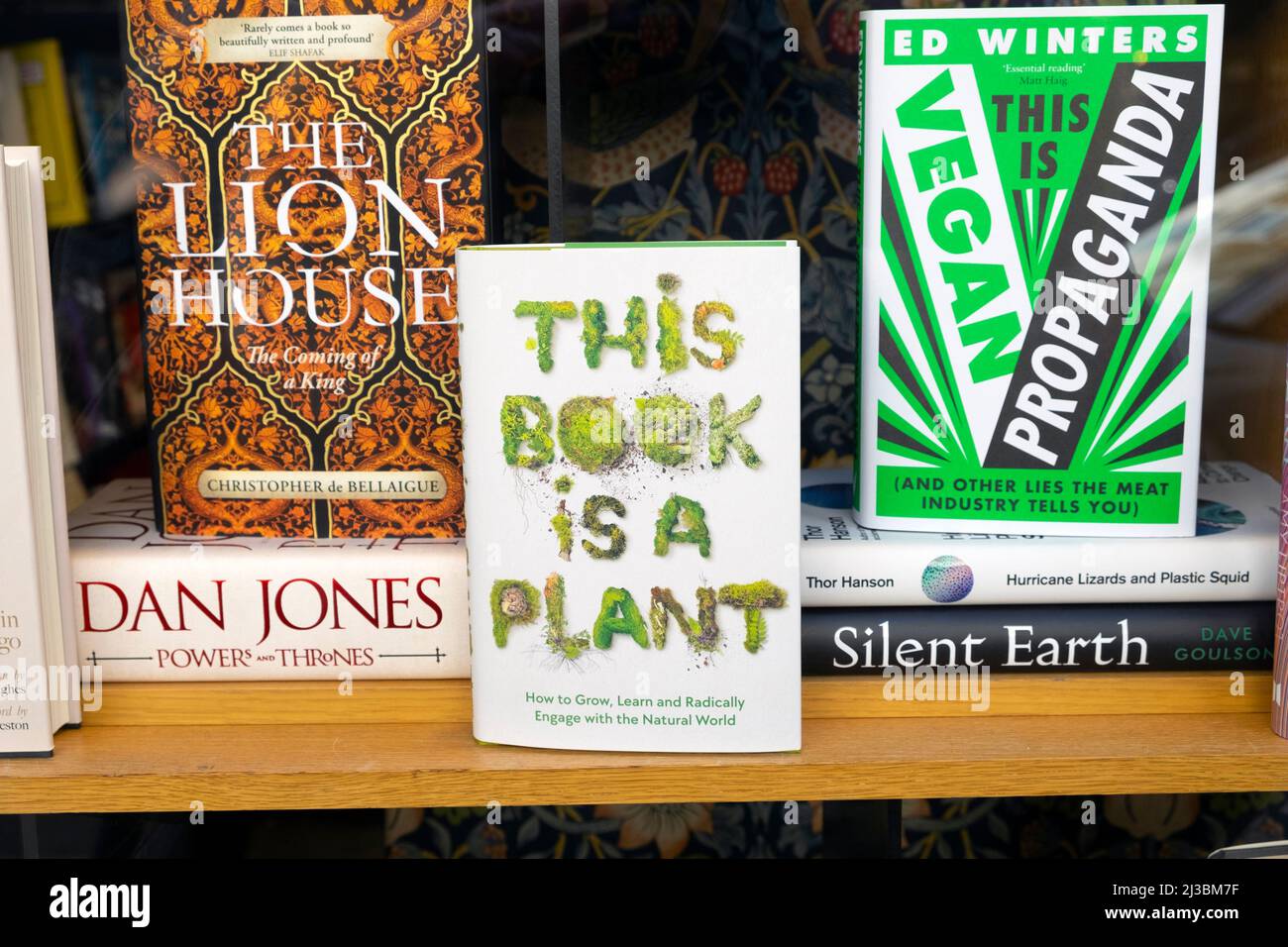 This Book is a Plant, Vegan Propaganda, The Lion House Books in Waterstones Buchhandlung Schaufenster 2022 in London England Großbritannien KATHY DEWITT Stockfoto