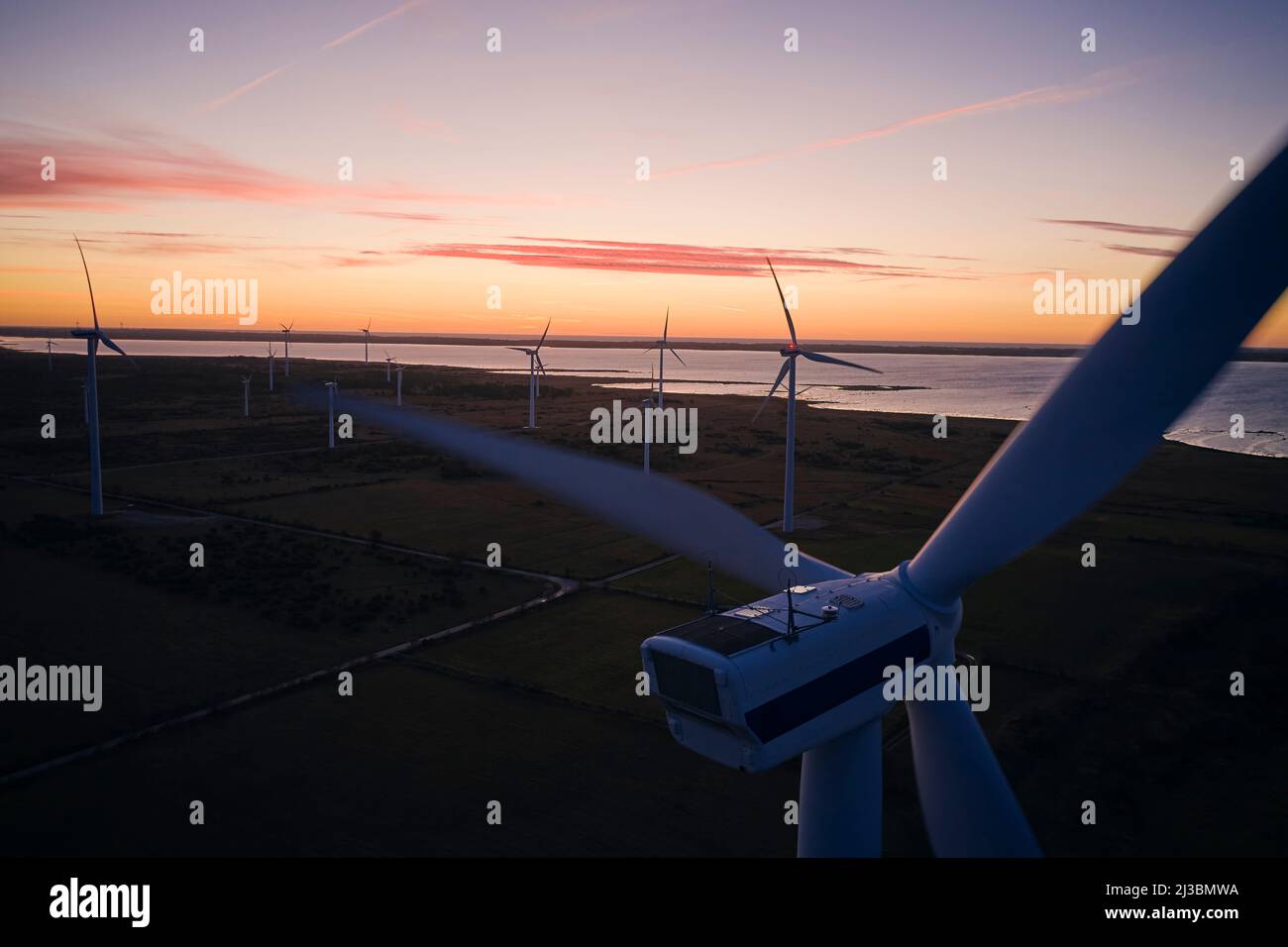 Blick auf Windturbinen bei Sonnenuntergang Stockfoto