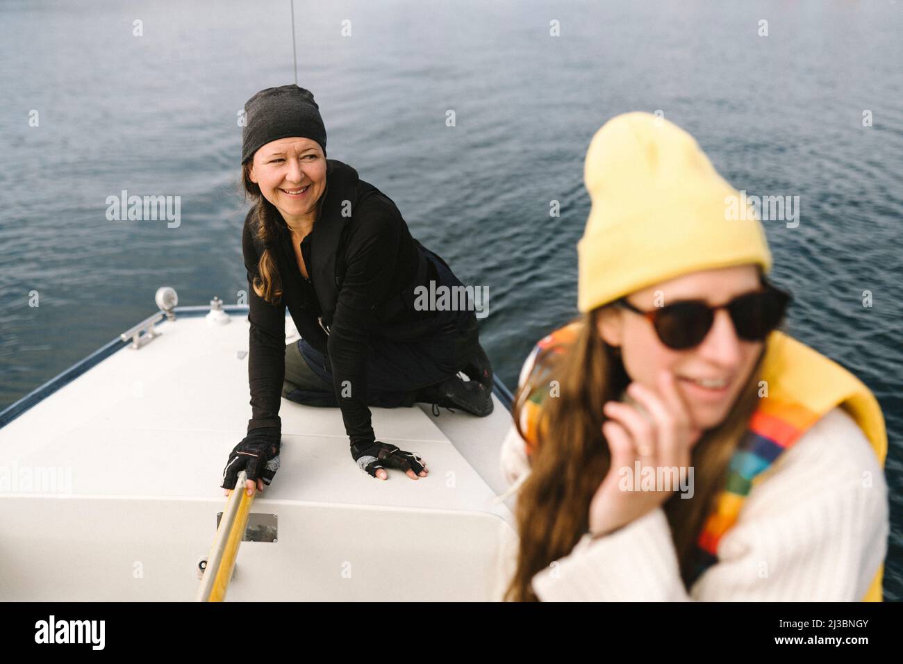 Lächelnde Frauen auf dem Segelboot Stockfoto