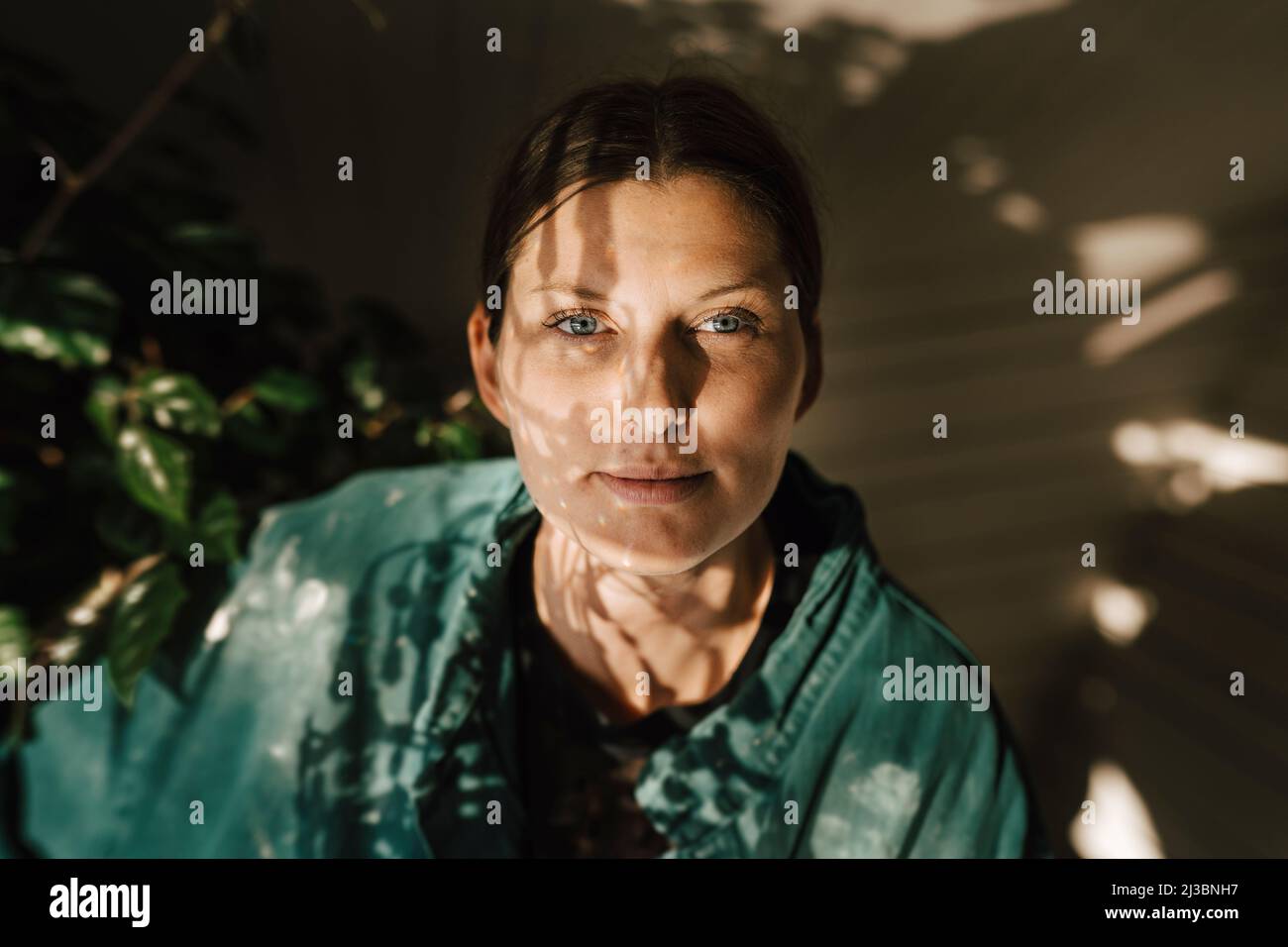 Porträt der jungen Frau mit Schatten auf dem Gesicht Stockfoto