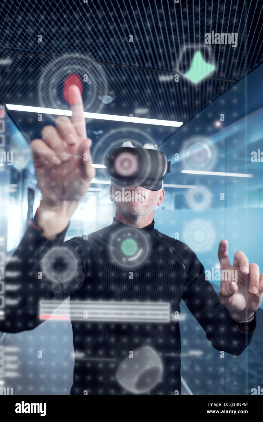 Senior man in Virtual Reality-Headsets mit fortschrittlicher Technologie Stockfoto