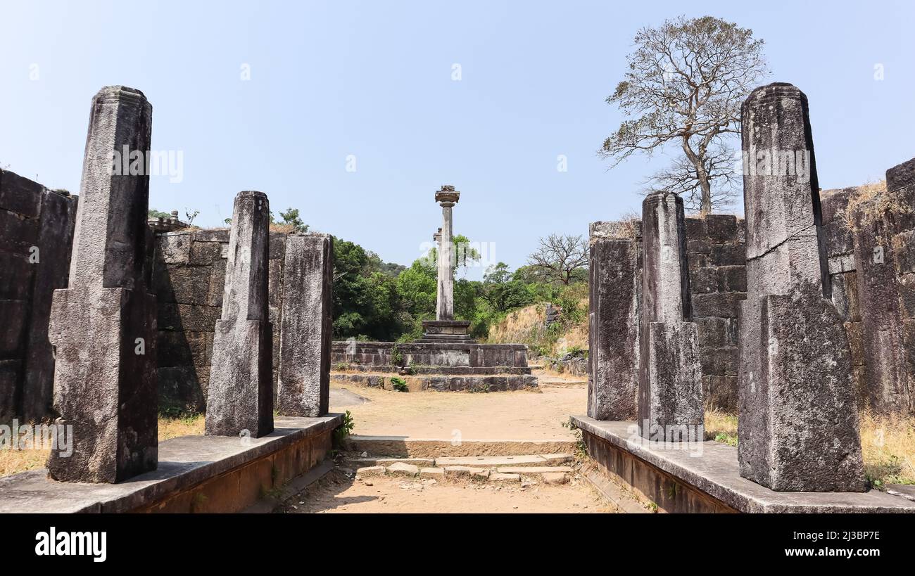 Die Ruinenbefestigungen und Vijaya-Steinsäule des Kavaledurga Fort, Shimanga, Karnataka, Indien Stockfoto