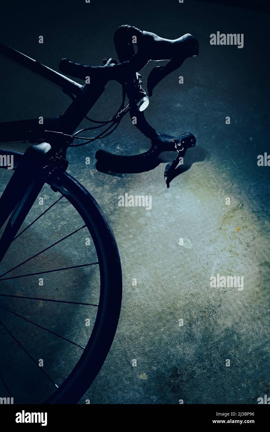 Fahrrad mit Licht auf der Straße liegend. Stockfoto