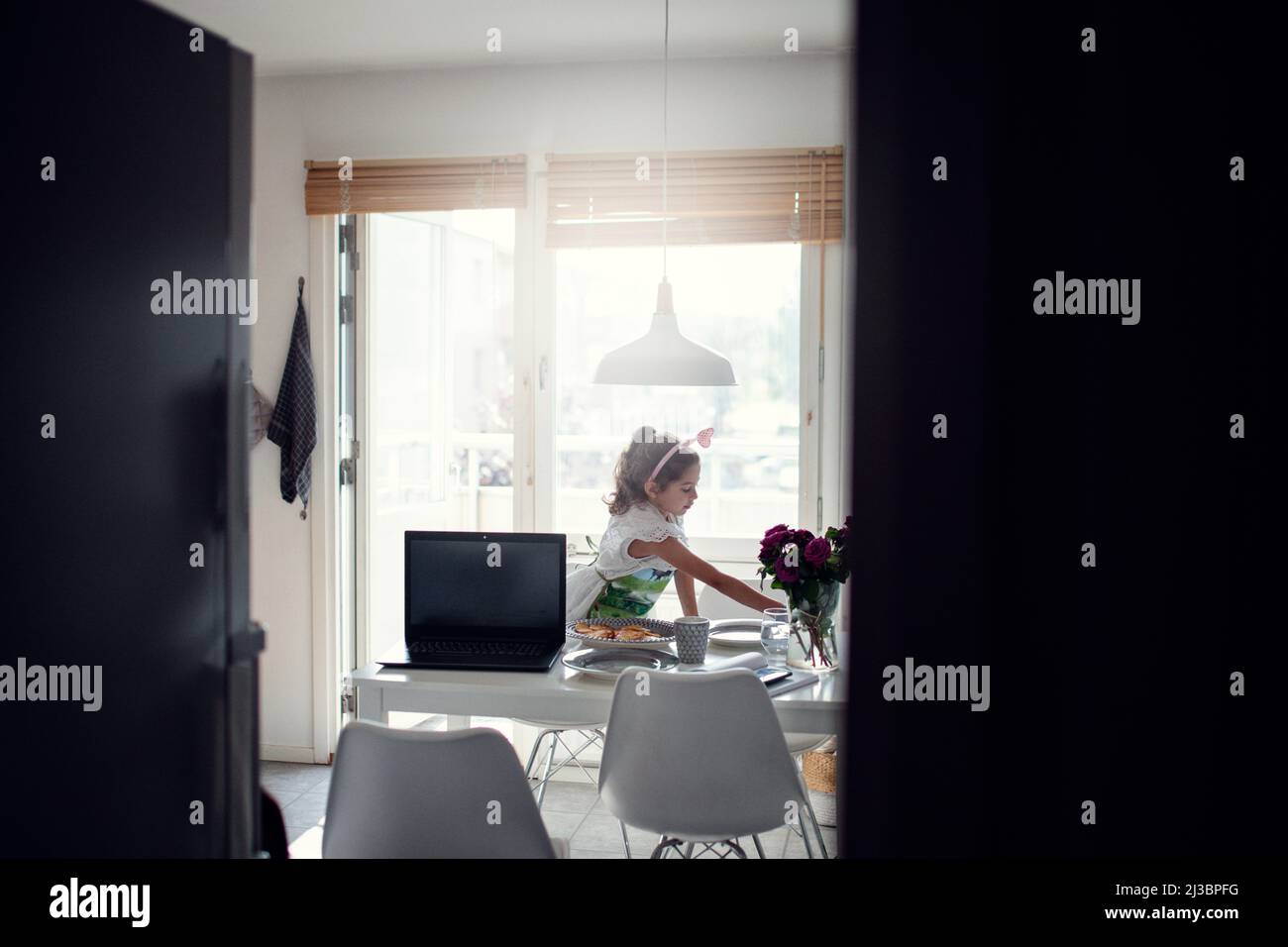 Mädchen am Esstisch Stockfoto