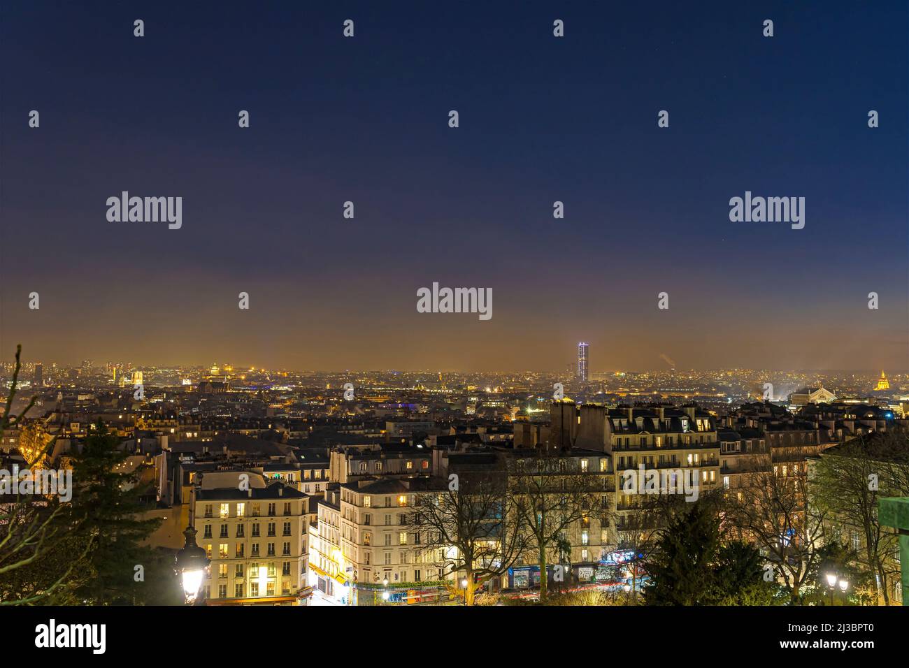 Paris von oben erleuchtet in der Nacht vom Montmartre-Hügel Stockfoto