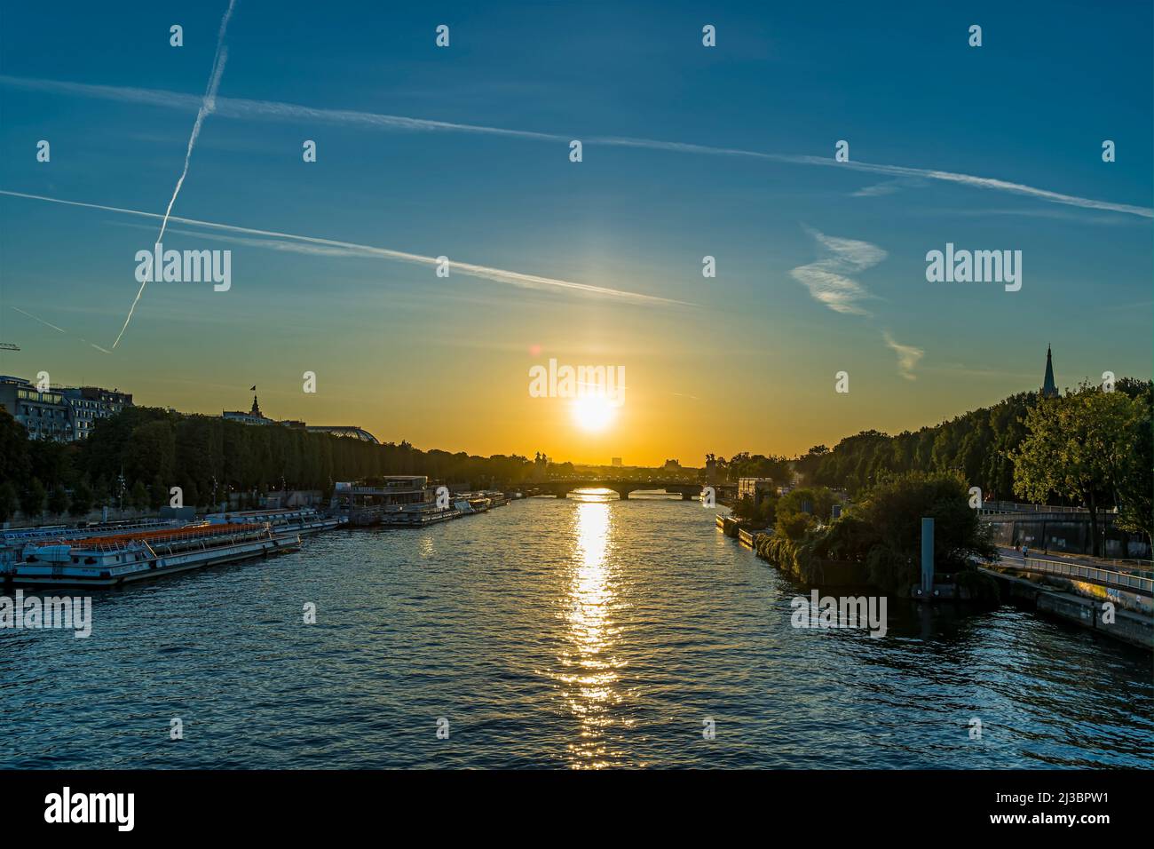 Sonnenschein über Paris und dem Eiffelturm am Morgen mit der seine und den Brücken Stockfoto