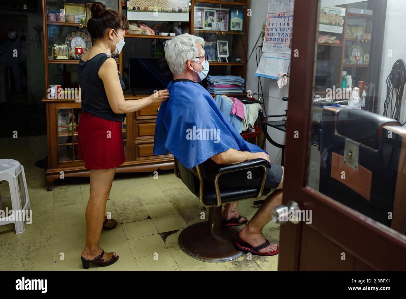 Älterer Mann, der im Friseursalon einen Haarschnitt bekommt Stockfoto