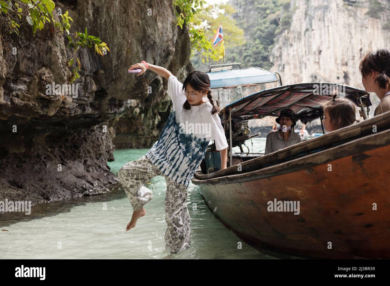 Teenager-Mädchen, die im Canyon von einem Ausflugsboot aussteigen Stockfoto