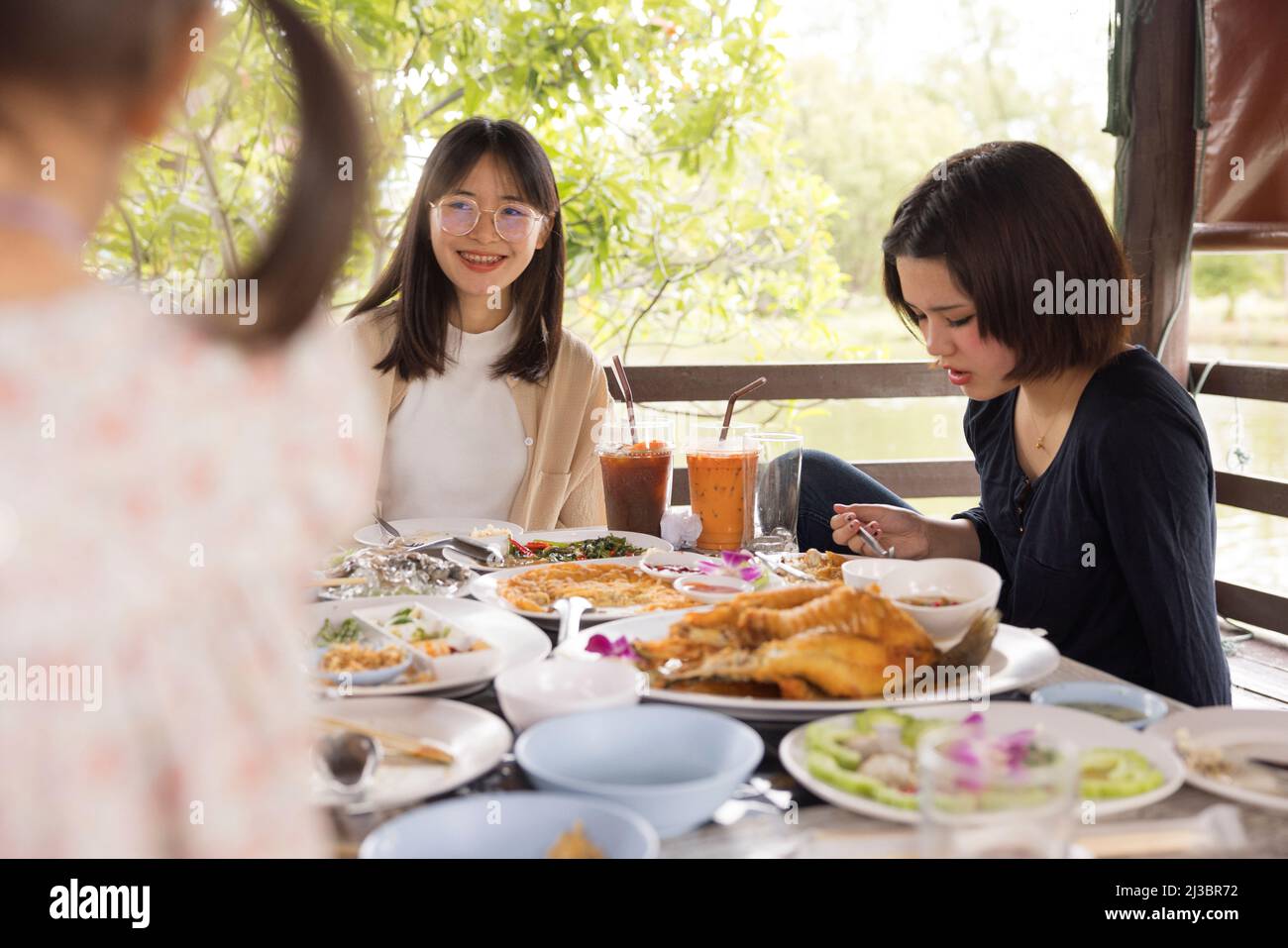 Weibliche Freunde essen im Freien zu Mittag Stockfoto