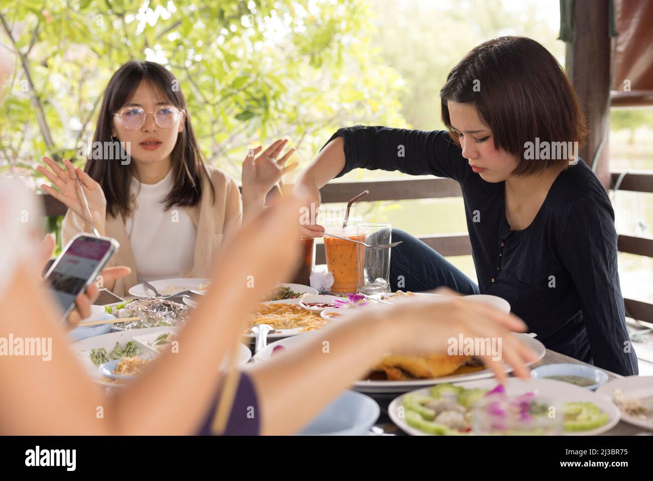 Weibliche Freunde essen im Freien zu Mittag Stockfoto