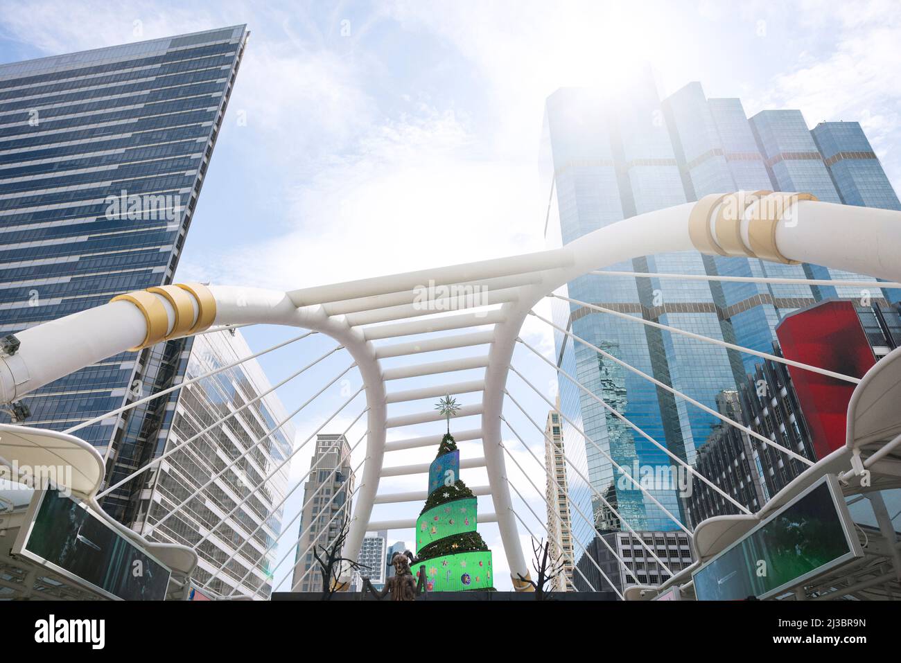 Blick auf die Brücke und moderne Bürogebäude Stockfoto