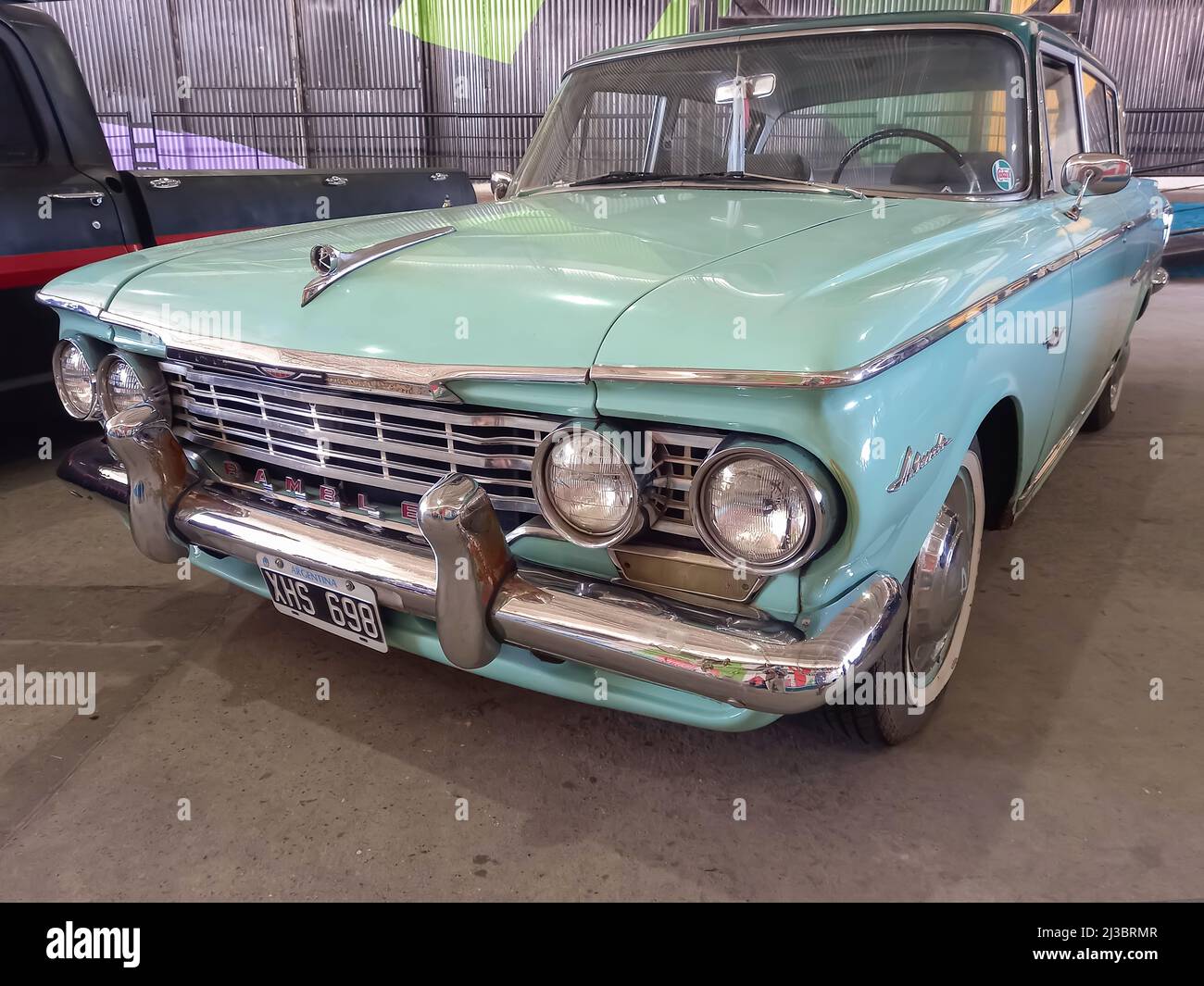 Cyan AMC Rambler Ambassador viertürige Limousine 1962 in einem Lagerhof geparkt. Vorderansicht. Oldtimer-Show. Stockfoto