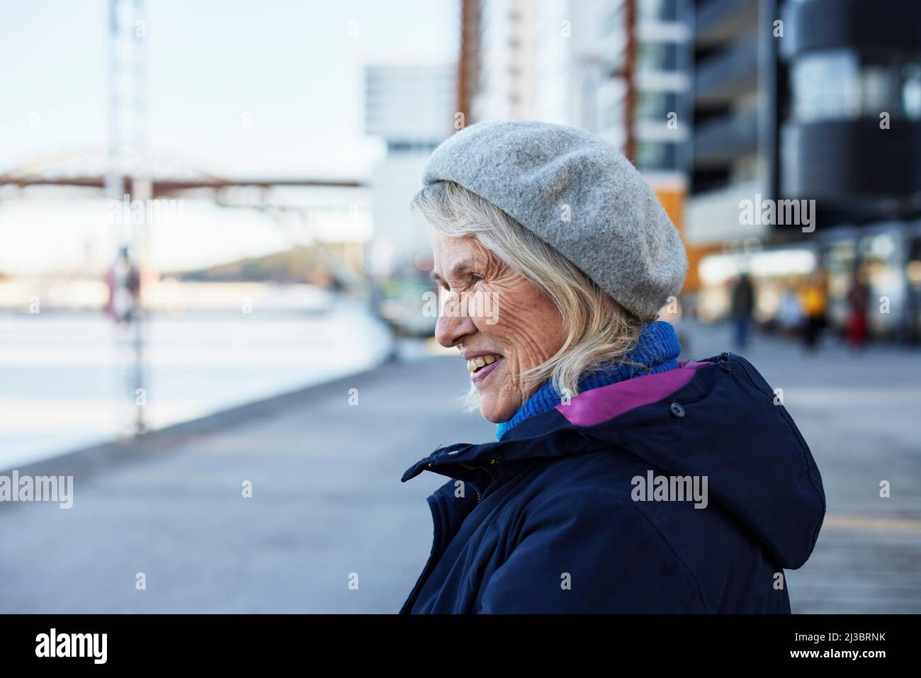 Ältere Frau wegschauen Stockfoto