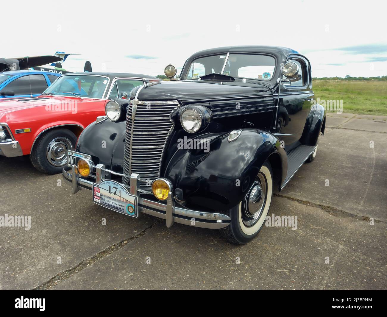 Moron, Argentinien - 26. März 2022 - altes schwarzes Chevrolet Chevy Master Coupé mit Rumble Seat 1938 von GM. CADEAA 2021 Oldtimer-Show. Stockfoto