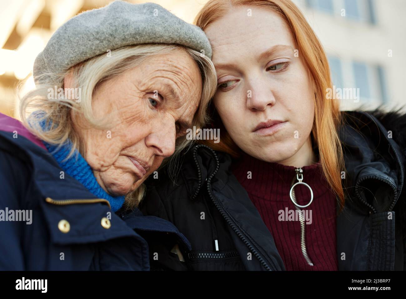 Ältere Frau mit erwachsener Enkelin Stockfoto