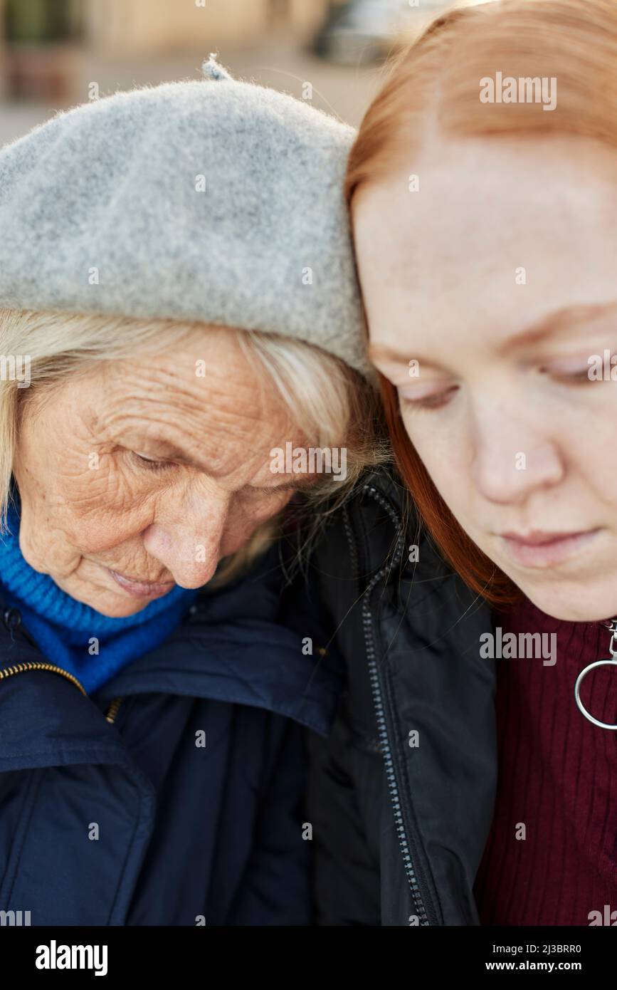 Ältere Frau mit erwachsener Enkelin Stockfoto