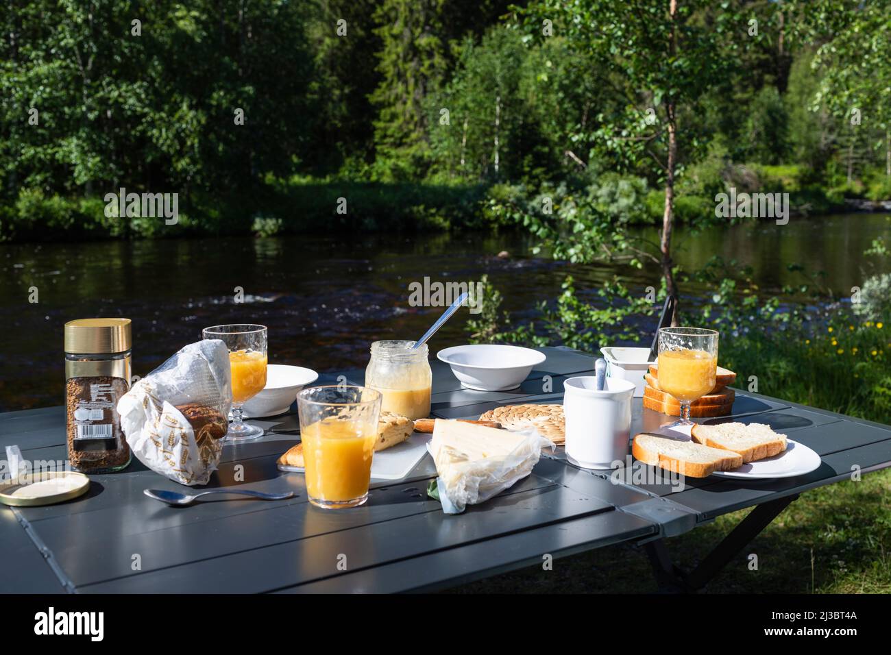 Essen auf dem Tisch am Fluss Stockfoto