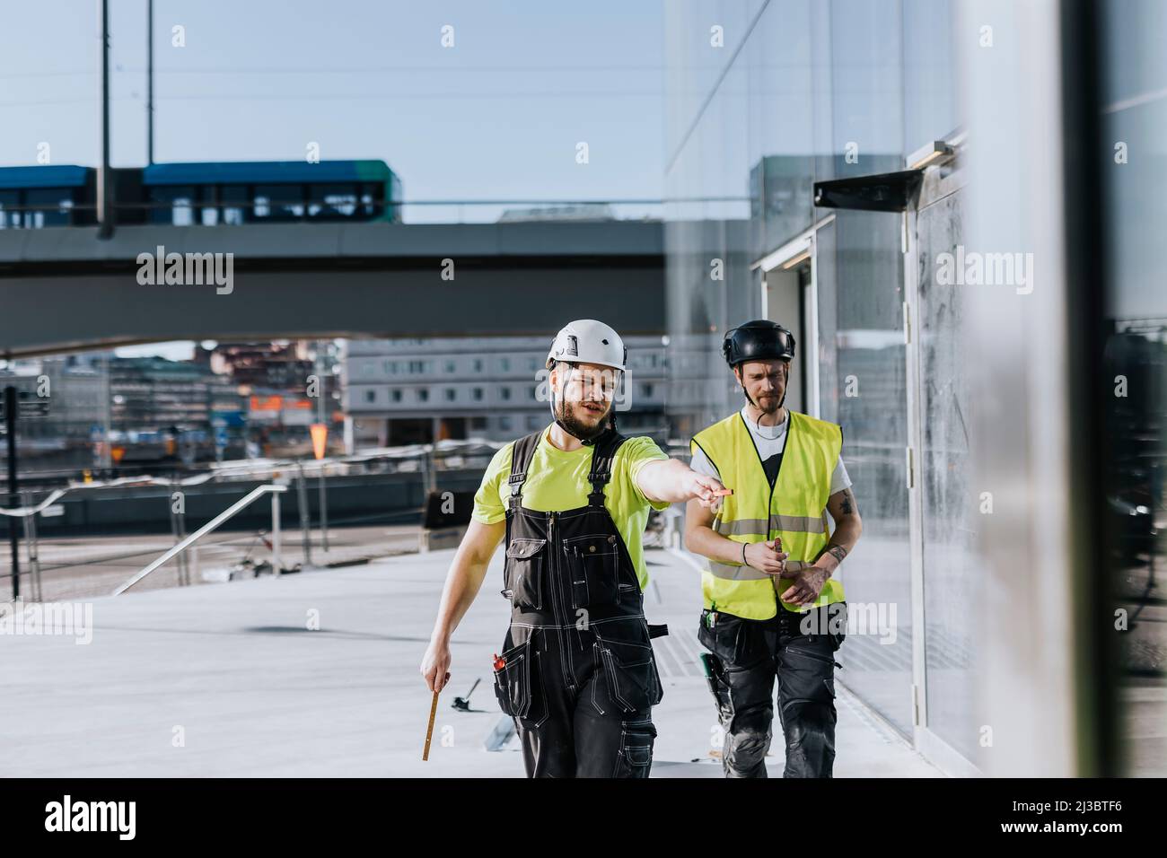 Menschen sprechen auf Baustelle Stockfoto