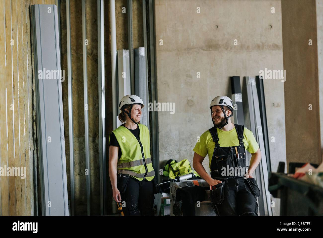 Menschen sprechen auf Baustelle Stockfoto