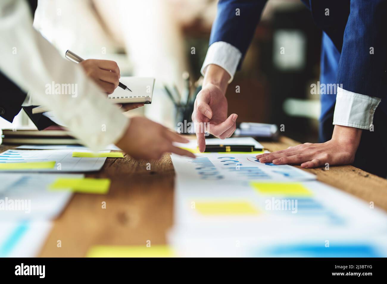 Brainstorming, Consulting, Datenanalyse, Planung, Marketing und Buchhaltung, Ökonom verweist auf Anlagedokumente mit Partnern auf Gewinn Stockfoto