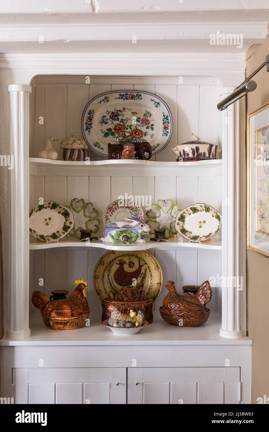 Keramik Hennen und dekorative 19. Jahrhundert china in Einbauschrank in 18. Jahrhundert Suffolk Cottage, Großbritannien Stockfoto