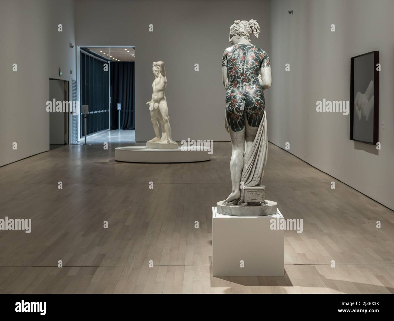 Tätowierte Marmorskulptur - Italic Venus - von Fabio Viale Sculptor ausgestellt in den Räumen des Museums für Zeitgenössische Kunst - Rovereto, Italien Stockfoto