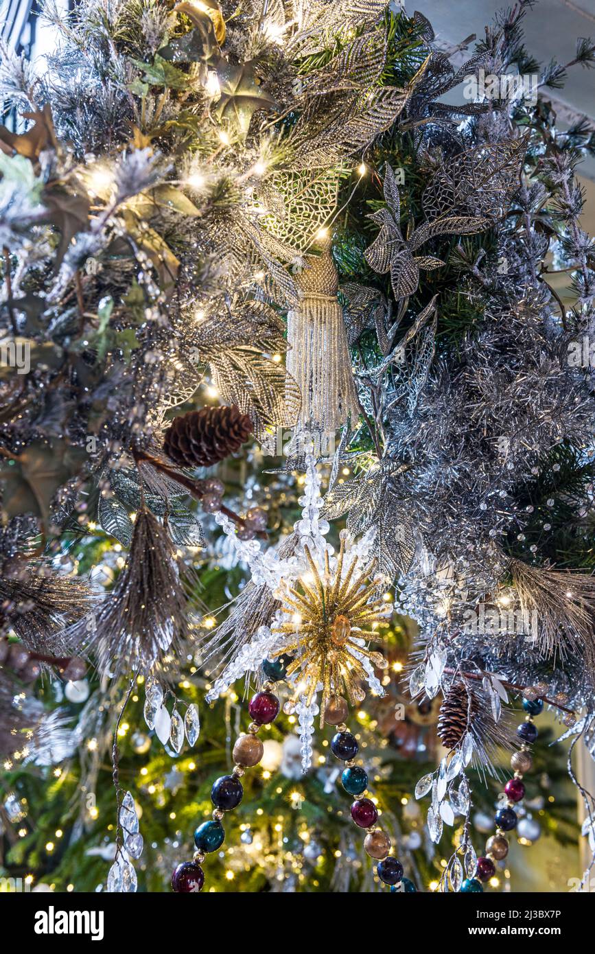 Altmodische Weihnachtsdekorationen in Cambridgeshire Mansion, England, Großbritannien Stockfoto
