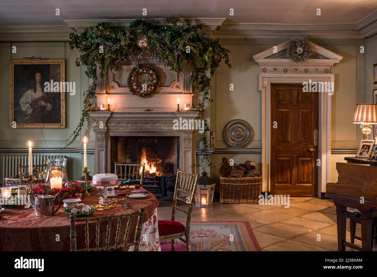 Baldachin aus Laub über dem geschnitzten Steinkamin in einem renovierten denkmalgeschützten Herrenhaus, Cambridgeshire, England, Großbritannien Stockfoto