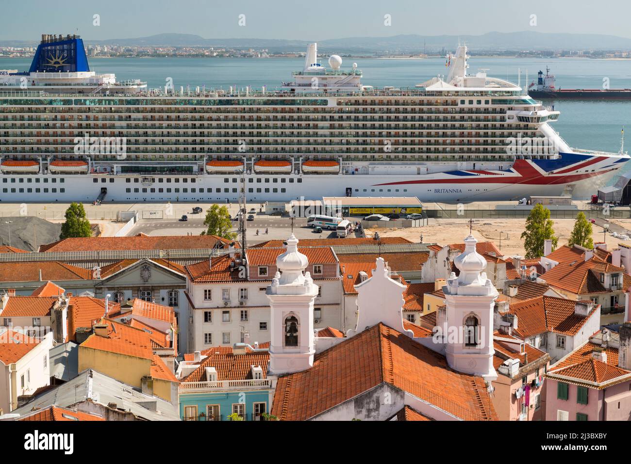 Blick vom Miradouro Santa Luzia auf die roten Dächer der Altstadt, die Kirche von São Miguel und das festgedeckte Schiff P&O britannia. Lissabon, Portugal Stockfoto