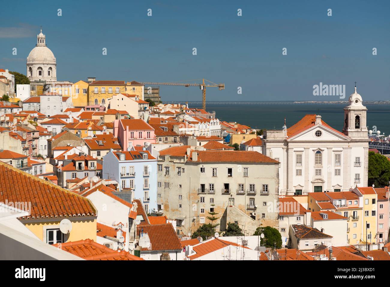 Luftaufnahme von Alfama in Lissabon, Portugal. Panteão Nacional (Igreja de Santa Engrácia) auf der linken Seite und Igreja de Santo Estêvão auf der rechten Seite. Stockfoto