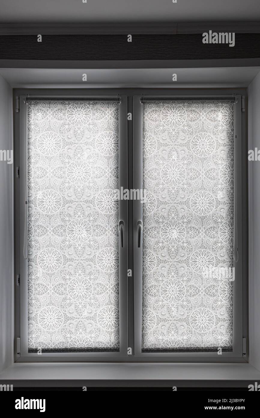 fensterl-den-mit-zwei-vorh-ngen-fotos-und-bildmaterial-in-hoher