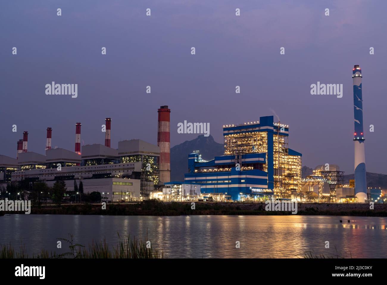 Lampang, Thailand - 15. März 2022 - Blick auf das Mae Moh Kraftwerk in Lampang, Thailand am Abend des 15. März 2022 bei schönem Sonnenuntergang Stockfoto