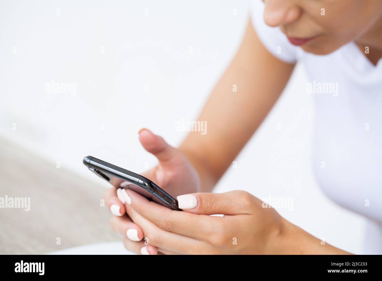 Hübsche Frau, besessen von ihrem Smartphone und sozialen Netzwerken Stockfoto