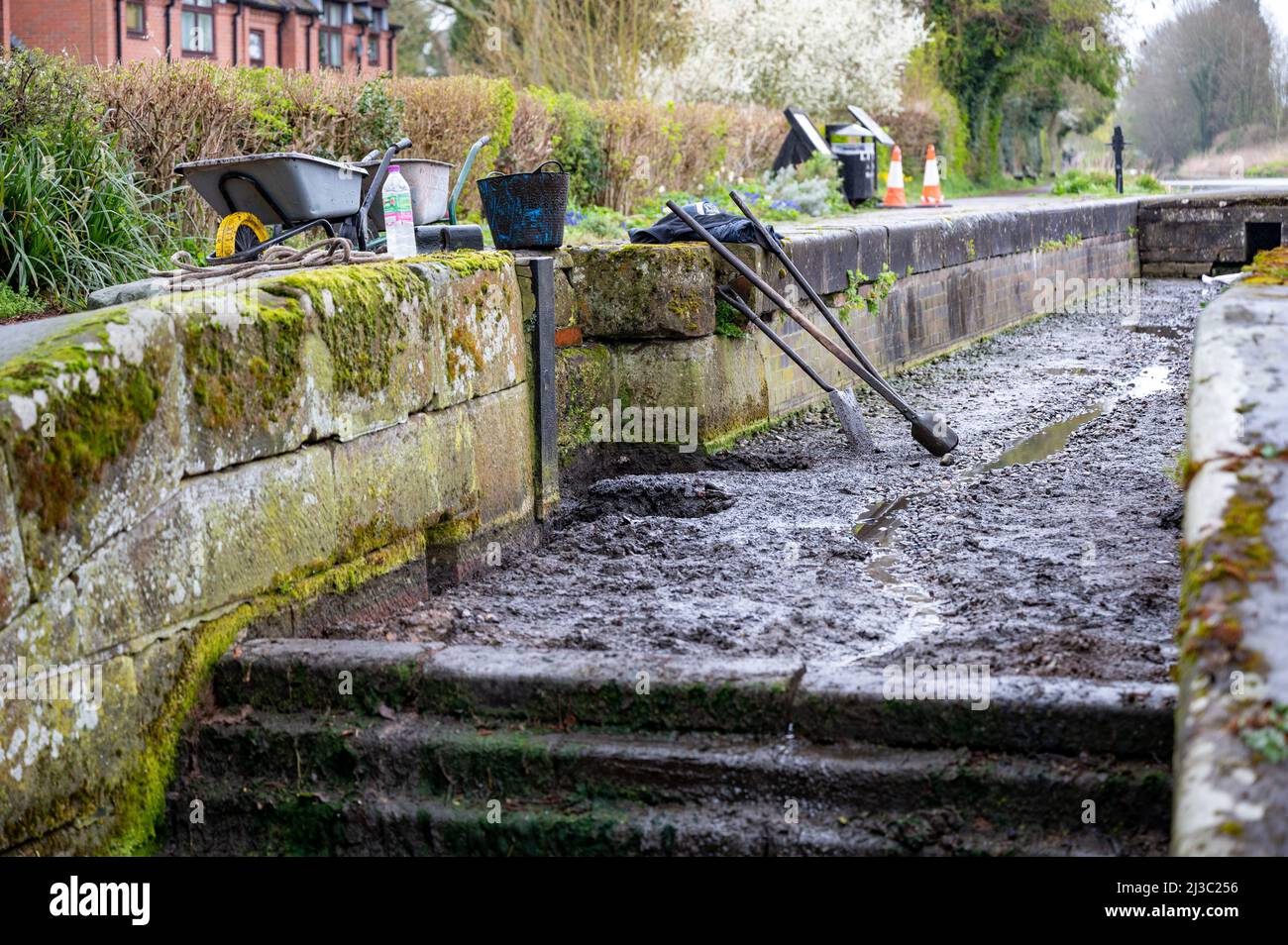 Werkzeuge neben dem Newport Canal in Newport Shropshire bei der Installation neuer Schleusentore. Stockfoto