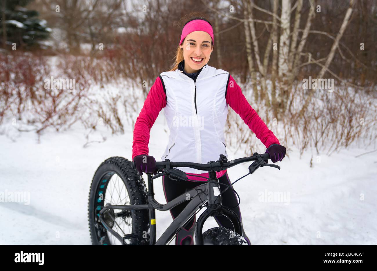 Frauen Mountain Biking auf Fat Bikes im Winter Stockfoto