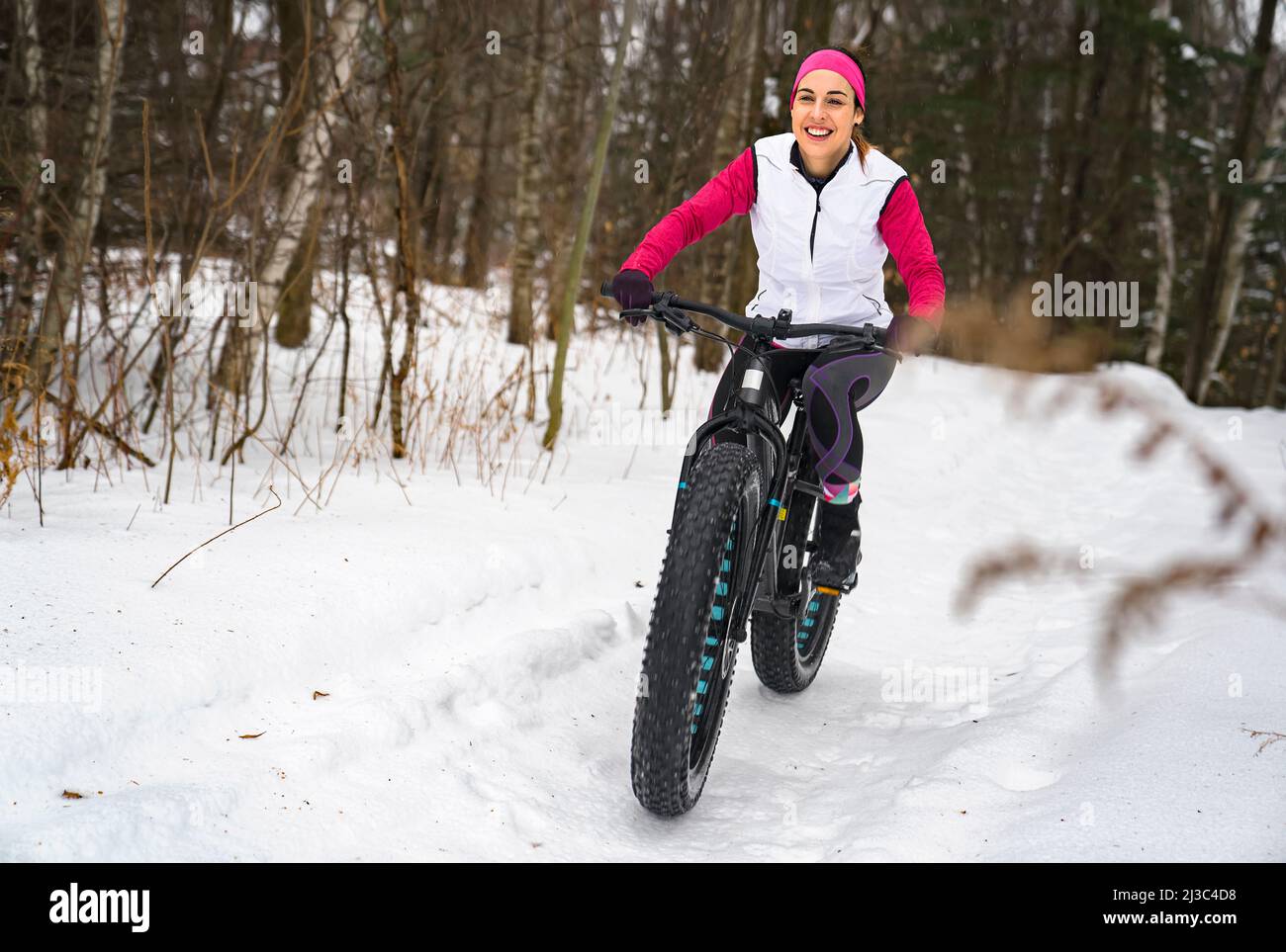 Frauen Mountain Biking auf Fat Bikes im Winter Stockfoto
