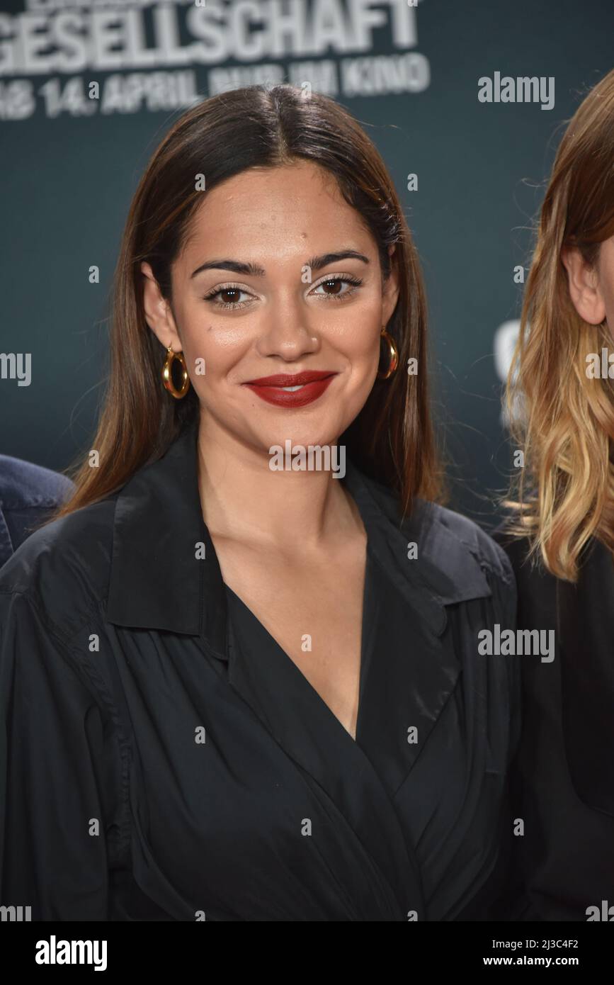 Köln, Deutschland. 05. April 2022. Schauspielerin Nilam Farooq kommt zur Premiere des Films „Conclosed Society“, der ab 14.04.2022 in den Kinos sein wird. Quelle: Horst Galuschka/dpa/Alamy Live News Stockfoto